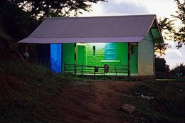 Archipel-des-Comores;-Crépuscule;-Éclairage;-France;-Habitat;-Kaleidos;-Kaleidos-images;-La-parole-à-limage;-Laurent-Abad;-Maison;-Mayotte;-Océan-Indien;-Stories-Pictures;-Terre-rouge;-Tôle